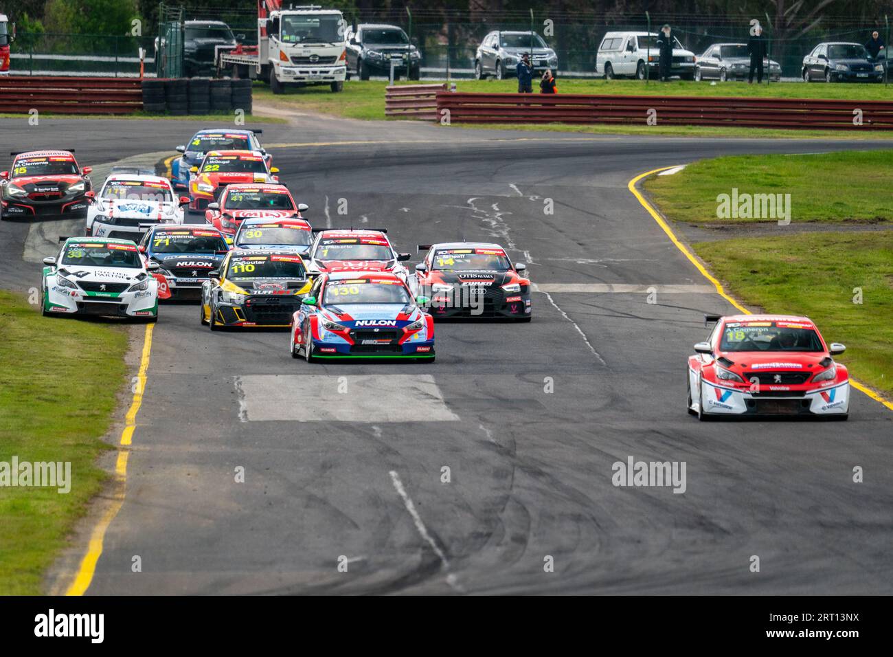 Sandown Park, Australien. 10. September 2023. Das gesamte Feld von SUPERCHEAP AUTO TCR Australia kommt durch die erste Kurve für Rennen 3. Quelle: James Forrester/Alamy Live News Stockfoto