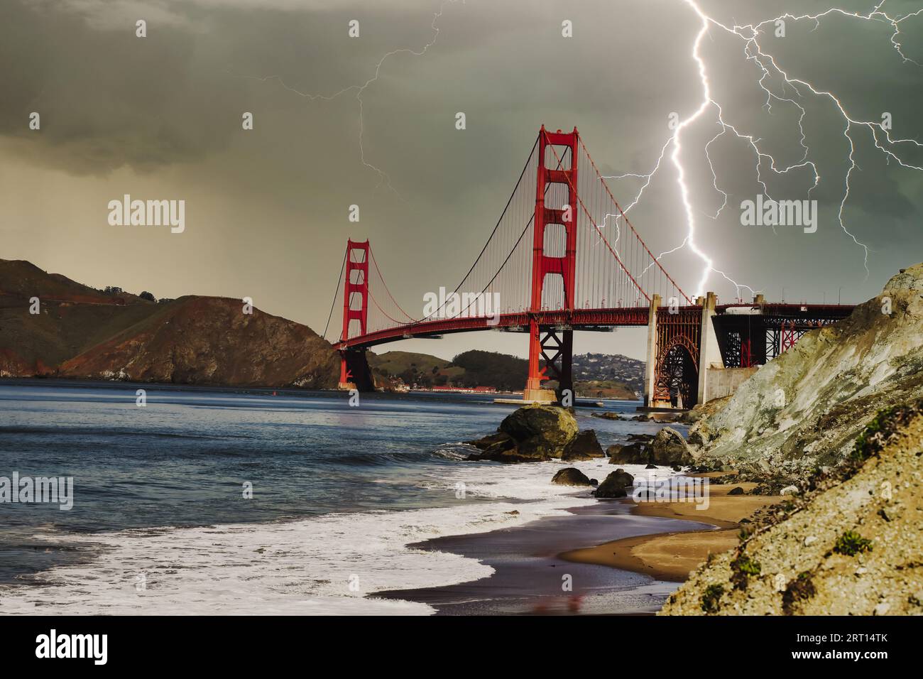 Golden Gate Bridge gegen einen dramatischen Gewitter Stockfoto