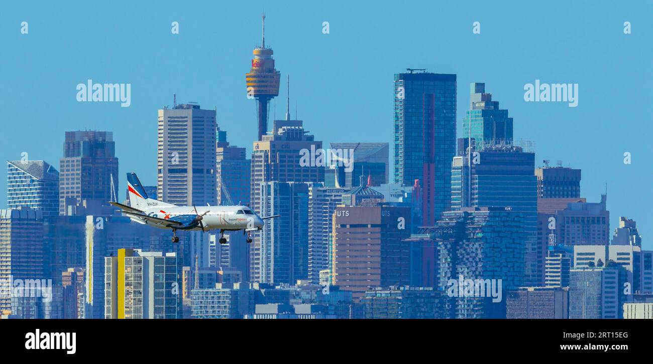 Die Skyline von Sydney, Australien, mit einem Rex Regional Express Flugzeug, das zum Flughafen Sydney abfährt. Stockfoto