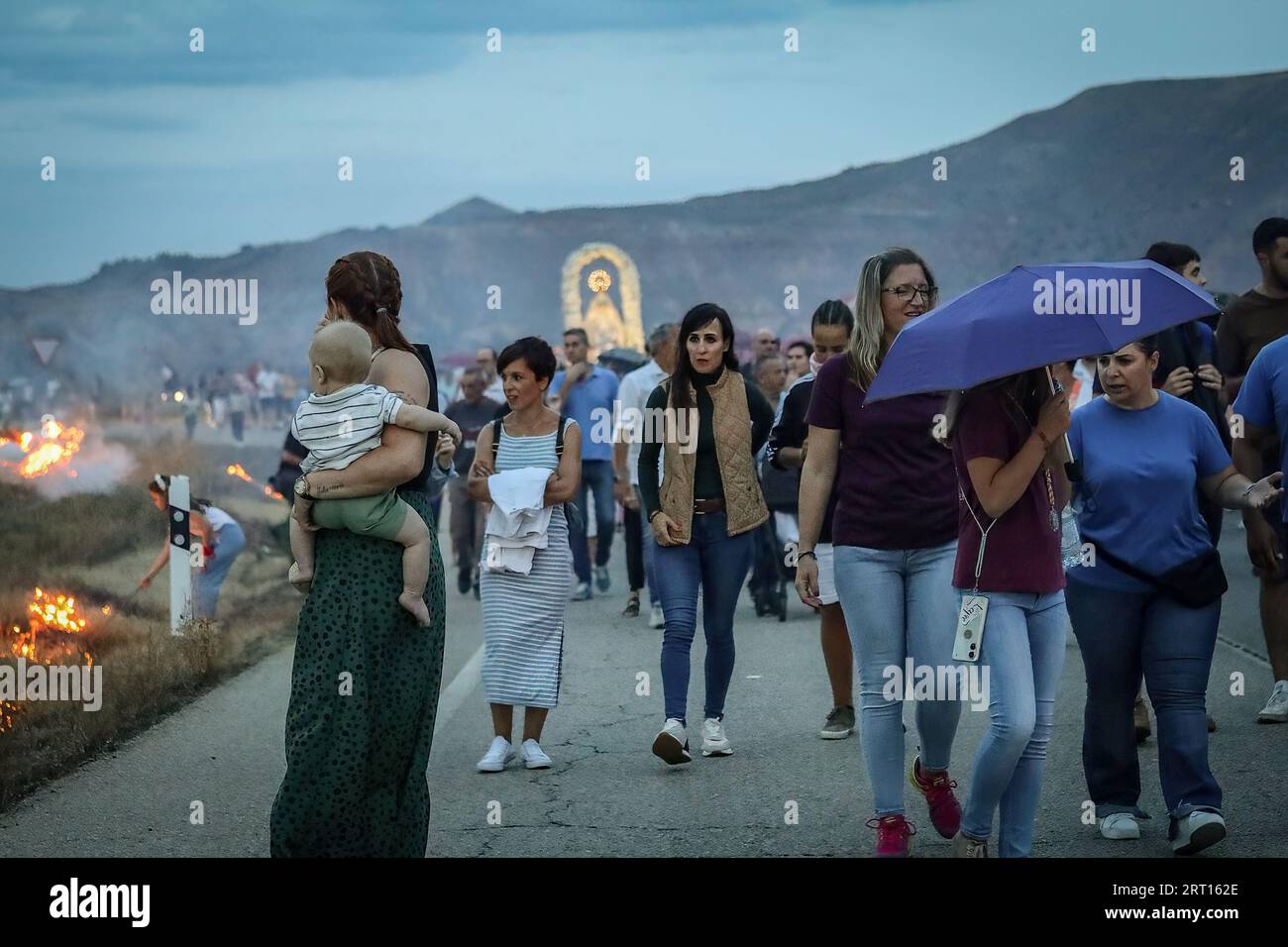 Guadalajara, Spanien. September 2023. Gläubige gehen in Prozession neben der Jungfrau von Peñahora. Die Gläubigen der Jungfrau von Peñahora in der Stadt Humanes, Guadalajara, feiern die Feuerprozession, die fast zwei Kilometer von einer Eremitage in Richtung Stadt führt, während auf dem Weg Lagerfeuer aus Stroh und Brennholz verbrannt werden, um die Feierlichkeiten zu ihren Ehren zu feiern. Quelle: SOPA Images Limited/Alamy Live News Stockfoto