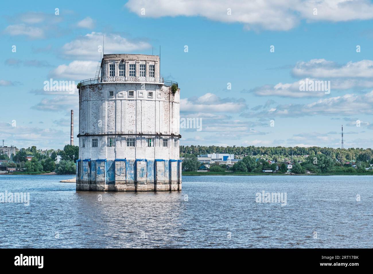 Turm der alten Wassereinspeisung. Kazan Krib ist eine Flusswasseraufnahme in Wolga, Russland. Der Bau begann 1930. 2008 wurde er in die Reserve versetzt. Stockfoto