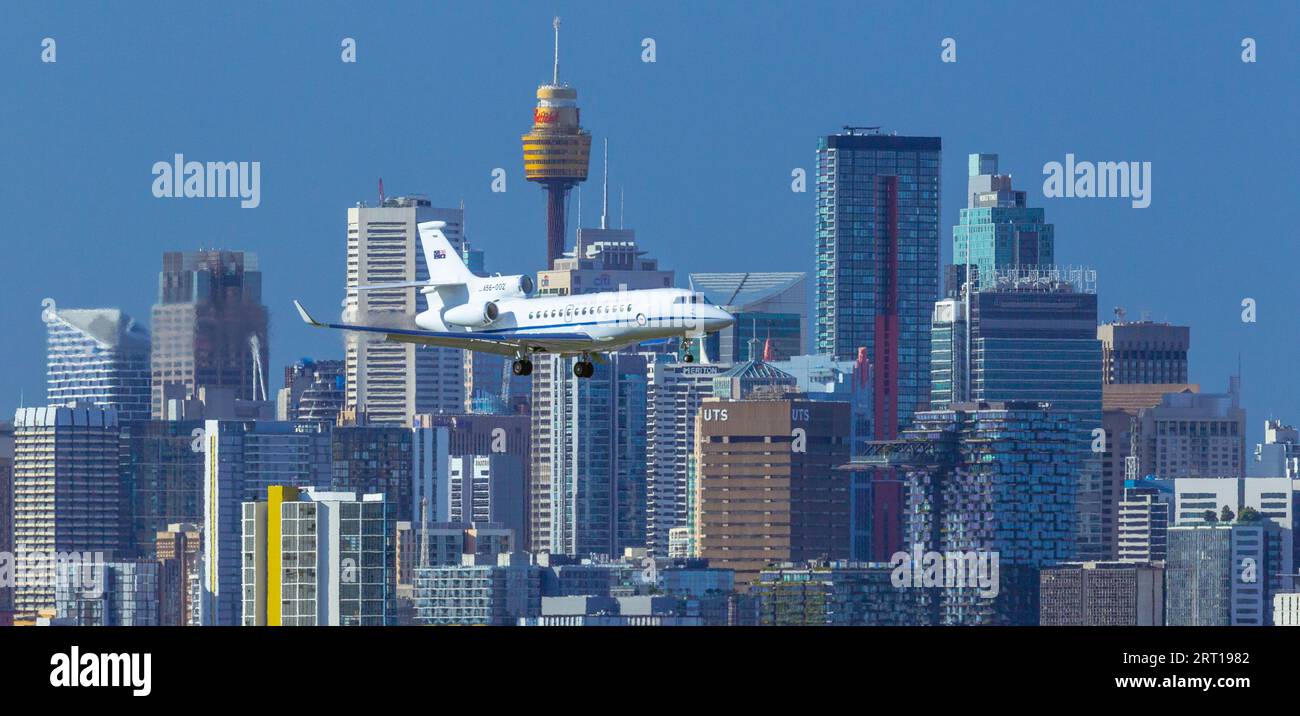 Die Skyline von Sydney, Australien, mit einem Flugzeug der Royal Australian Air Force (A56-002), das in den Flughafen Sydney absteigt. Stockfoto