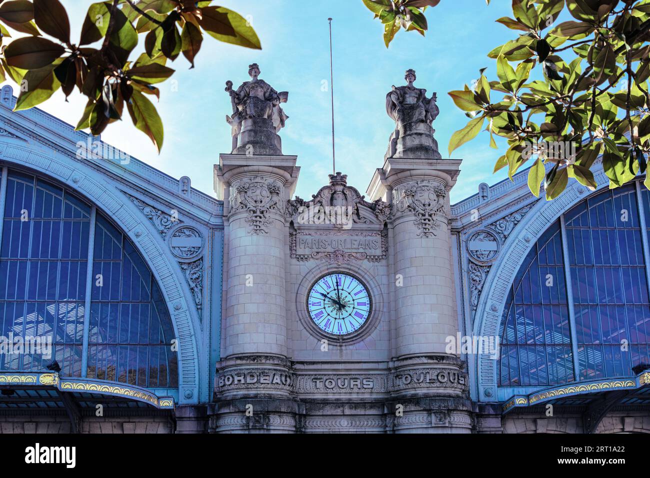 Tours, Frankreich - 4. September 2023: Blick auf die Baumkronen und allegorischen Kalksteinstatuen des Bahnhofs Gare SNCF de Tours, Co Stockfoto