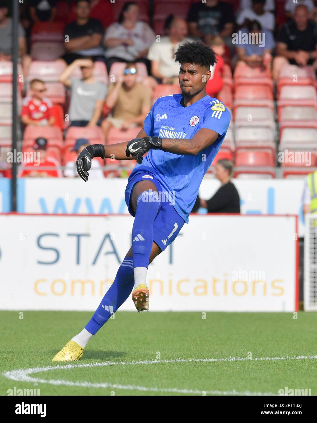 Corey Addai aus Crawley während des Sky Bet EFL League Two Matches zwischen Crawley Town und Newport County im Broadfield Stadium, Crawley, UK - 9. September 2023. Foto Simon Dack / Teleaufnahmen. Nur zur redaktionellen Verwendung. Kein Merchandising. Für Football Images gelten die FA- und Premier League-Einschränkungen, einschließlich keine Nutzung des Internets/Mobilgeräts ohne FAPL-Lizenz. Für weitere Informationen wenden Sie sich bitte an Football Dataco Stockfoto