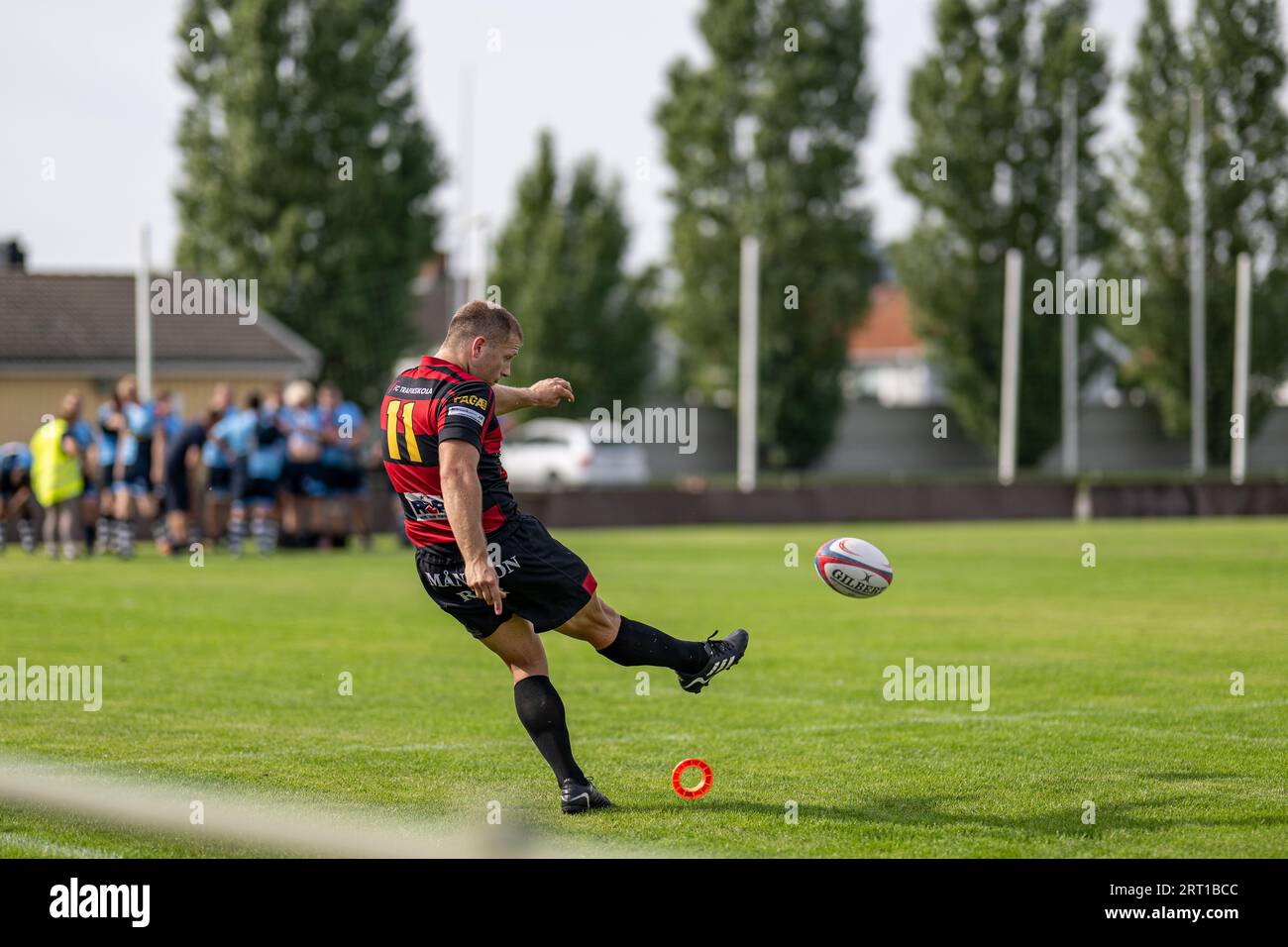 Rugby-Spiel zwischen NRK Trojan (schwarz-rot) und Värnamo Rugby Club in Norrkoping in der Bollspelaren Arena am 9. September 2023 Stockfoto