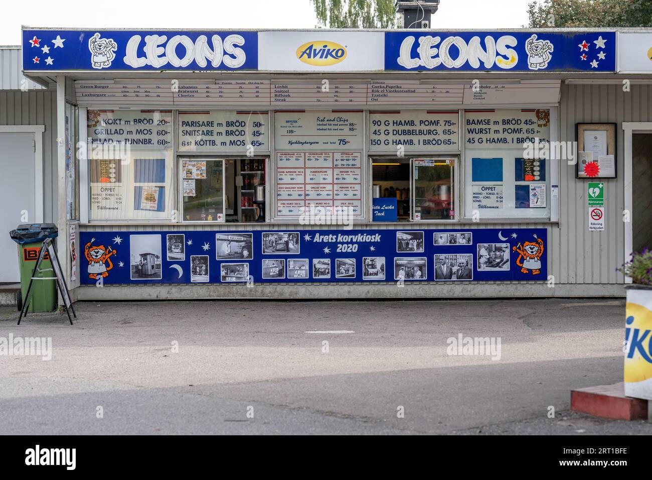 Leons berühmter Hot-Dog-Kiosk in Norrköping, Schweden. Der Kiosk muss wegen des Eisenbahnbaus in ein paar Jahren umziehen. Stockfoto