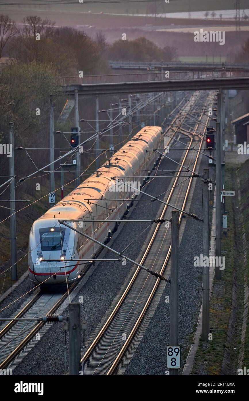 Elektrischer Hochgeschwindigkeitszug auf der Schnellfahrstrecke zwischen Stuttgart und Mannheim, Baden-Württemberg Stockfoto