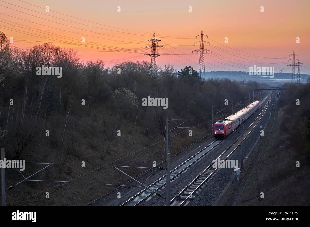 Elektrischer Hochgeschwindigkeitszug auf der Schnellfahrstrecke zwischen Stuttgart und Mannheim, Baden-Württemberg Stockfoto