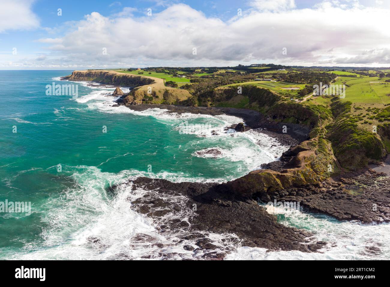 Blick auf die beliebte Touristenattraktion Flinders Blowhole an einem kühlen Wintertag in der Nähe von Flinders, Victoria, Australien Stockfoto