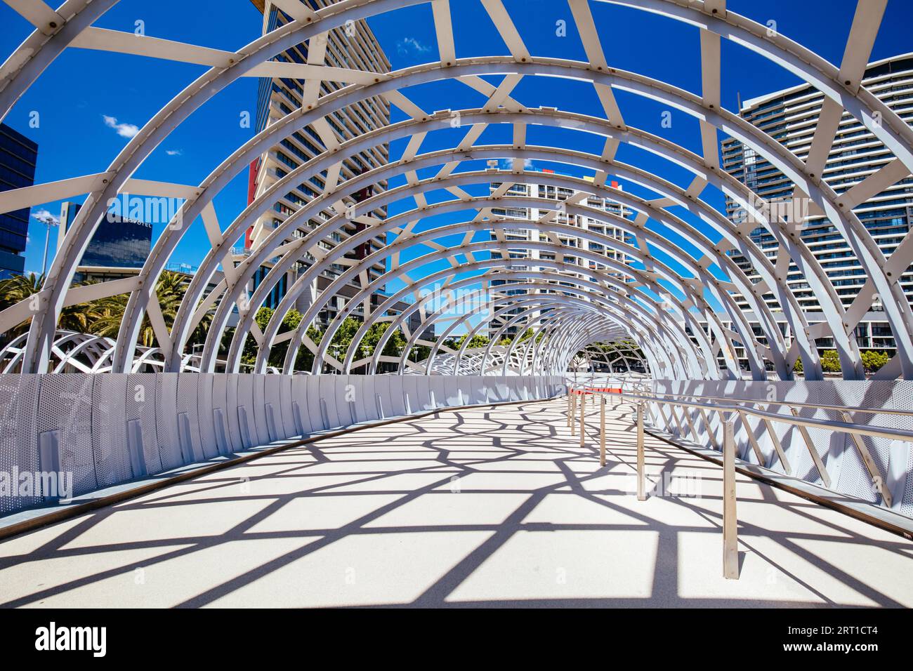 Die ikonische Architektur der Webb Bridge an einem warmen Frühlingsmorgen in den Docklands von Melbourne, Victoria, Australien Stockfoto