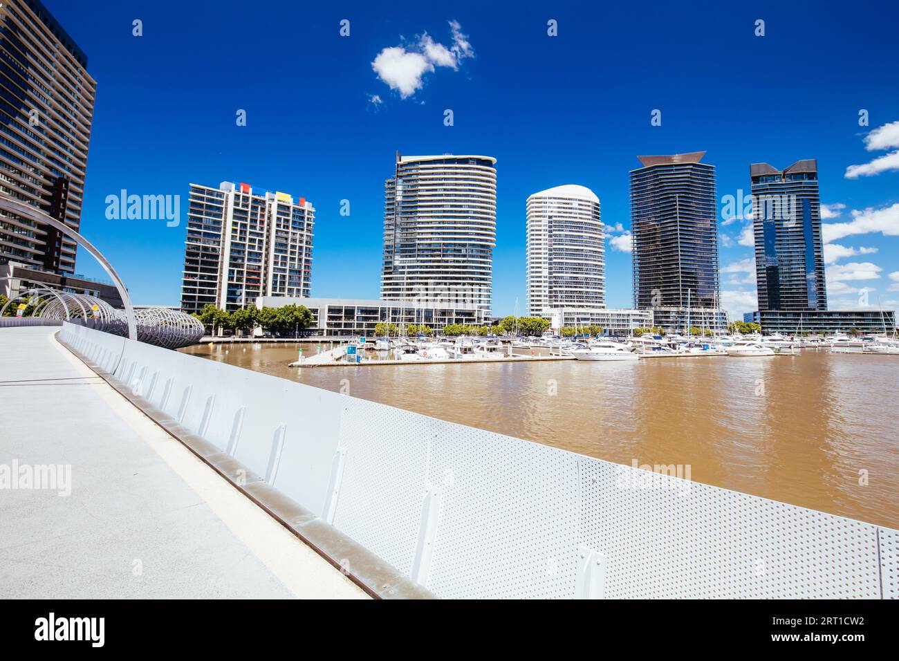 Das gehobene Viertel von Yarra's Edge Marina in der Nähe der Webb Bridge im Docklands-Viertel von Melbourne, Victoria, Australien Stockfoto