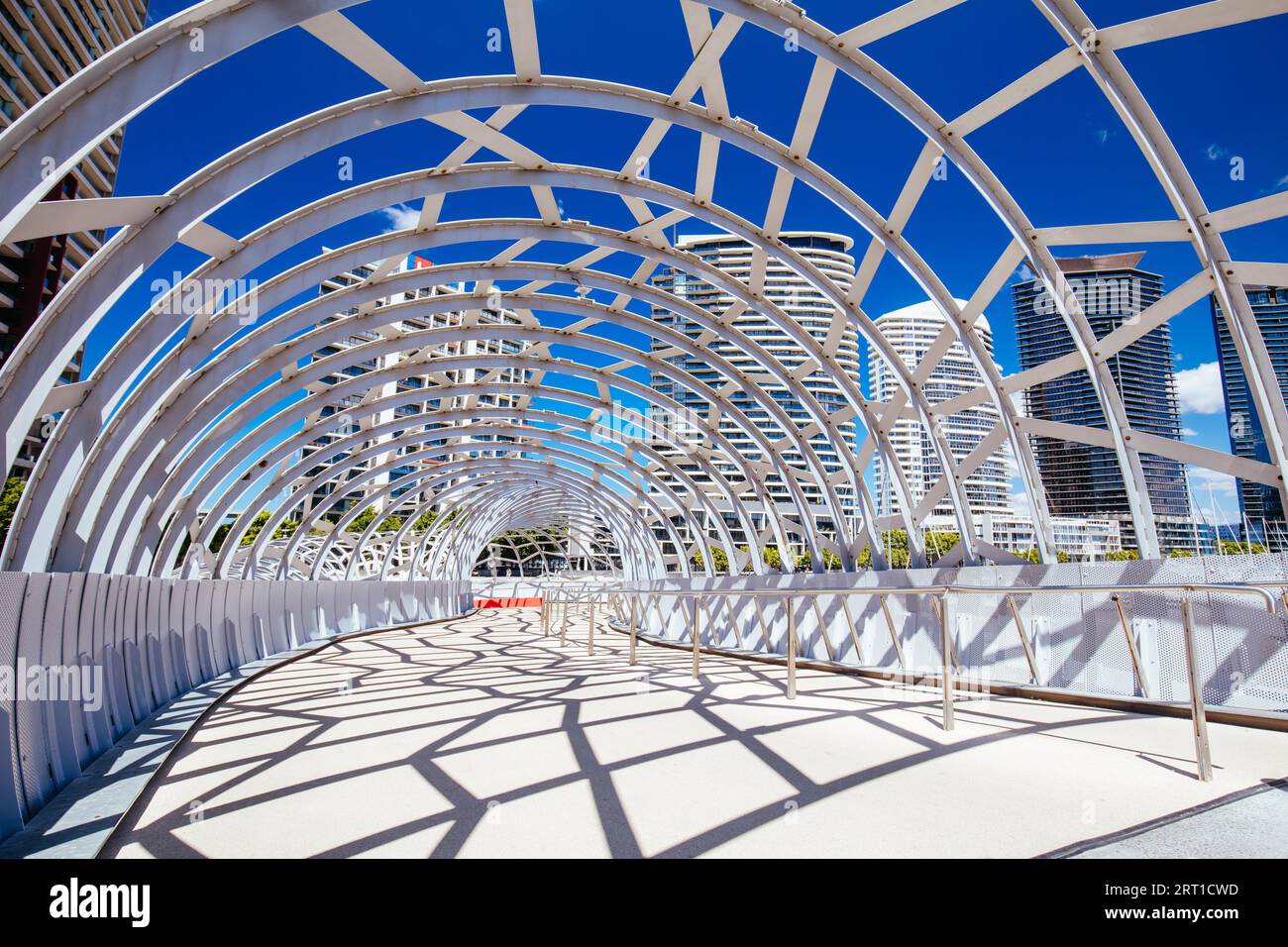 Die ikonische Architektur der Webb Bridge an einem warmen Frühlingsmorgen in den Docklands von Melbourne, Victoria, Australien Stockfoto