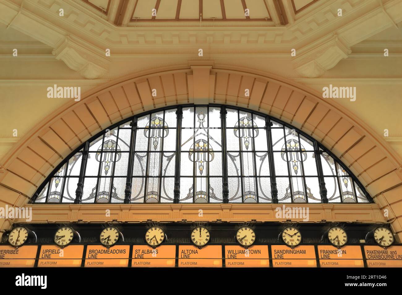 918 Lichtfenster „oberhalb der Uhren“ am Haupteingang der Tickethalle der Flinders Stret Station. Melbourne-Australien. Stockfoto