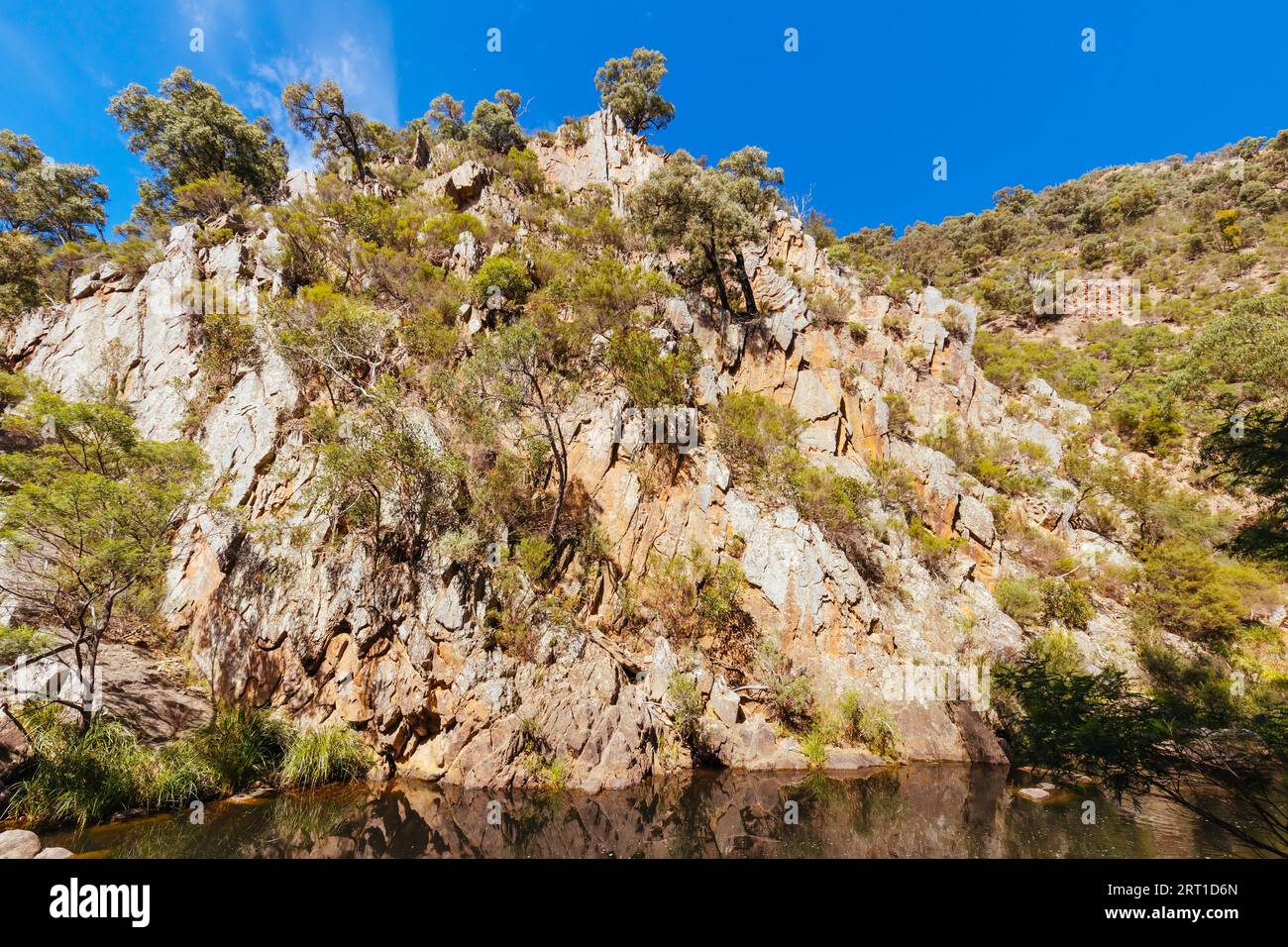 Idyllische Umgebung rund um den Lerderg Gorge Circuit Walk an einem heißen Herbsttag im Westen von Melbourne in Victoria, Australien Stockfoto