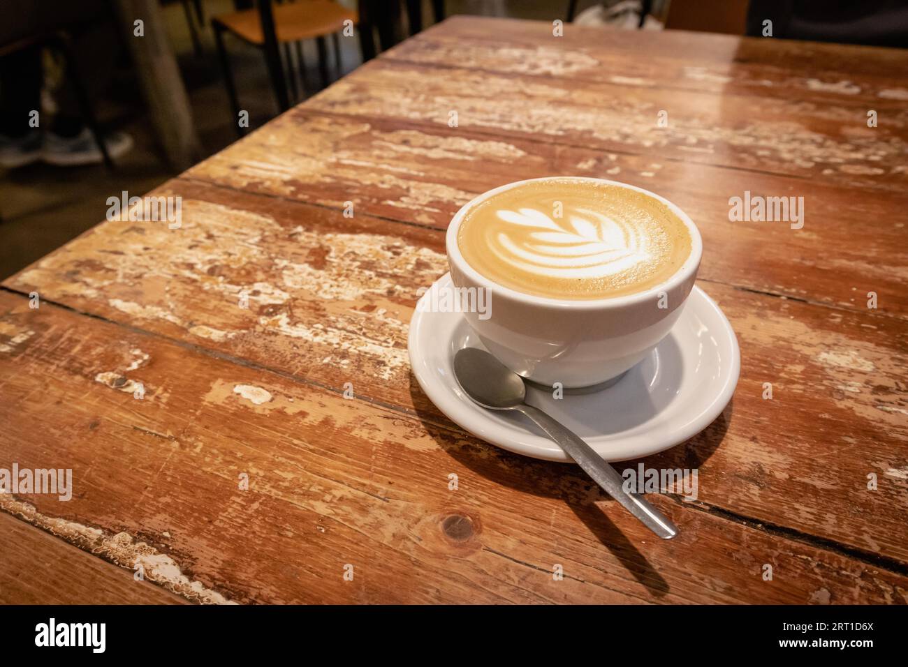 Ein isoliertes Objekt einer Tasse Kaffee in einem trendigen Café in Melbourne in Victoria, Australien Stockfoto