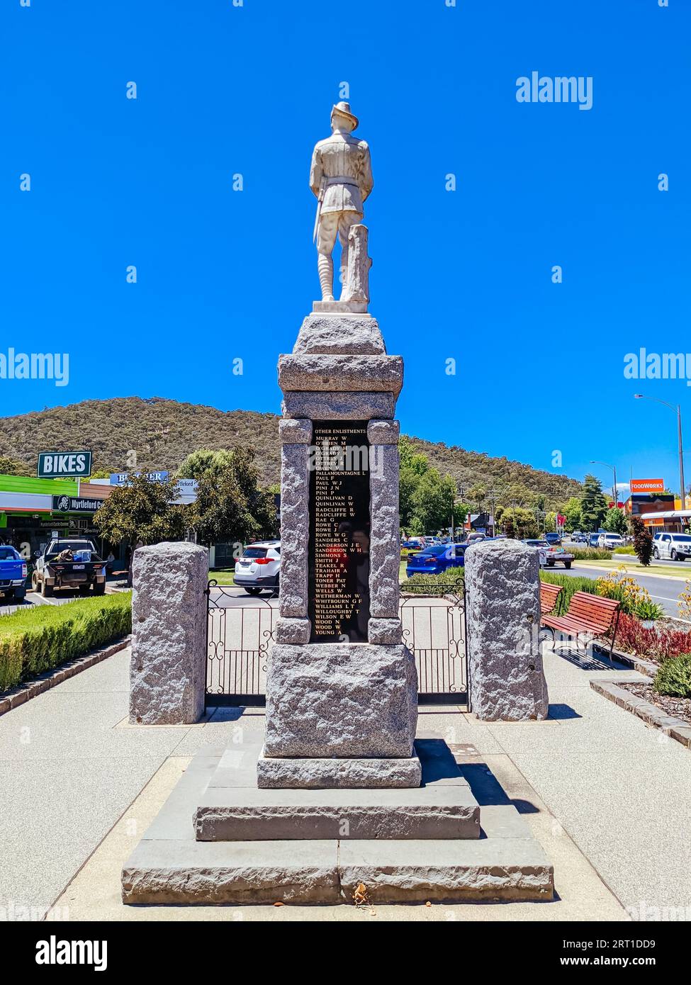 MYRTLEFORD, AUSTRALIEN – DEZEMBER 29 2021: Die historische Stadt Myrtleford an einem warmen Sommertag in Victoria, Australien Stockfoto