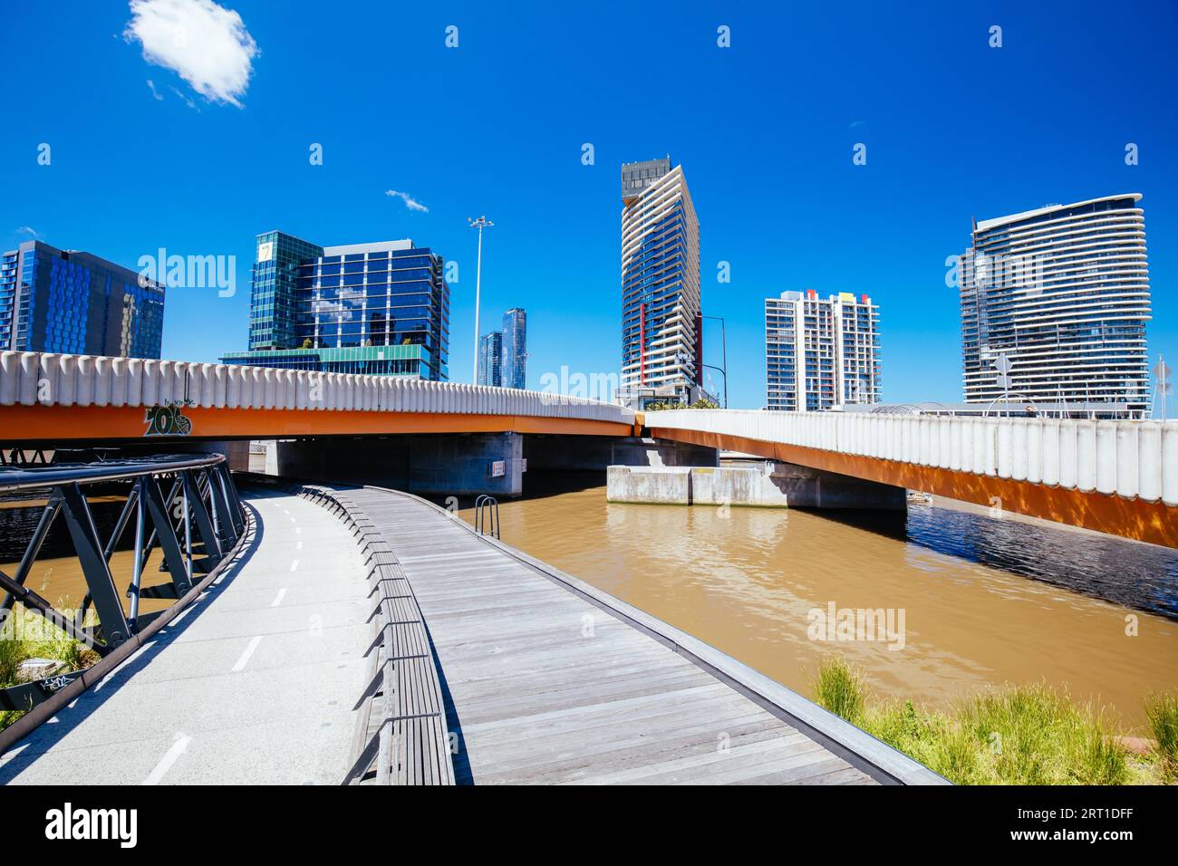 Der Docklands Highway und der Wurundjeri Way überqueren den Yarra River in der Nähe der Webb Bridge im Docklands-Gebiet von Melbourne, Victoria, Australien Stockfoto