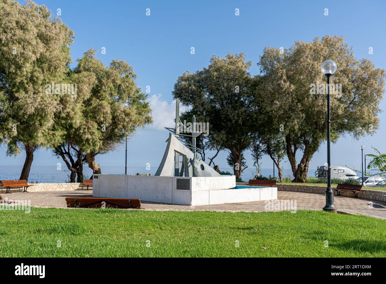 Chania, Kreta, Griechenland, 22. September 2021: Das Handdenkmal, das 1990 auf dem Talos-Platz errichtet wurde. Es erinnert an die Passagierfähre Heraklion Stockfoto