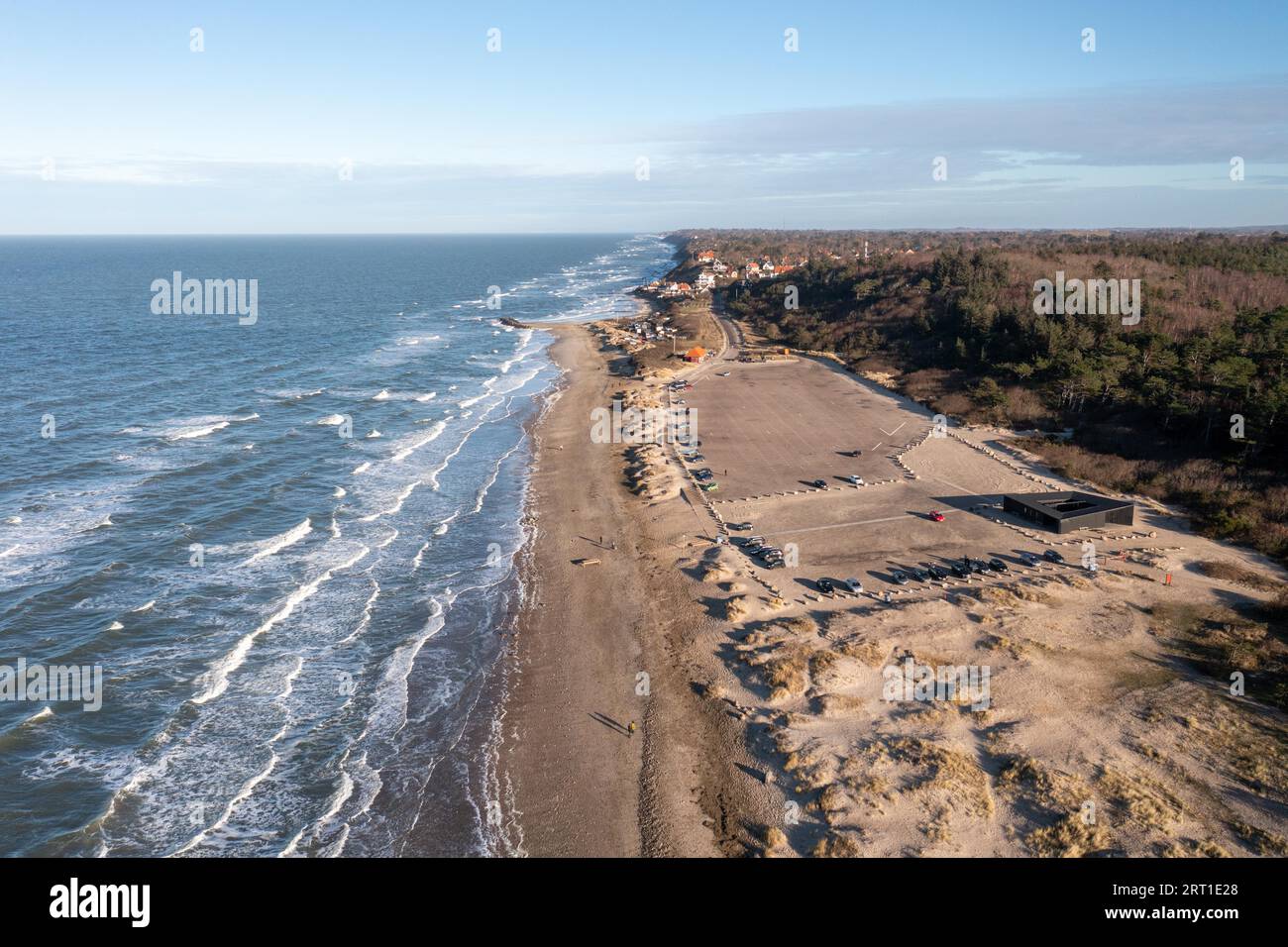 Tisvildeleje, Dänemark, 21. Januar 2022: Blick aus der Vogelperspektive auf die Küste mit dem öffentlichen Parkplatz am Strand Stockfoto