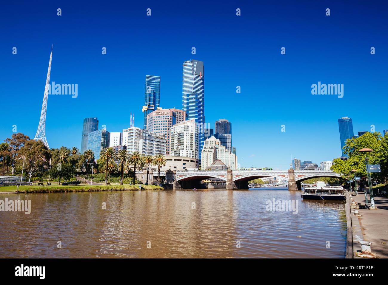 MELBOURNE, AUSTRALIEN, 31. OKTOBER 2021: Blick in Richtung Melbourne CBD und Southbank entlang des Yarra River am Birrarung Marr in Melbourne, Victoria Stockfoto