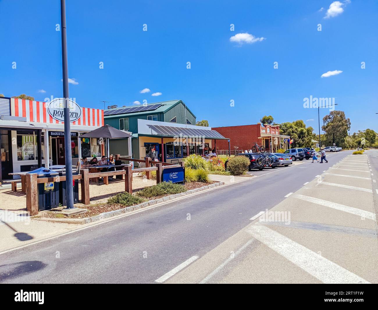 GLENROWAN, AUSTRALIEN - 27 2021. DEZEMBER: Die historische Stadt Glenrowan, die an einem warmen Sommertag in Victoria, Australien, für ihre Geschichte der Kelly Gang berühmt ist Stockfoto