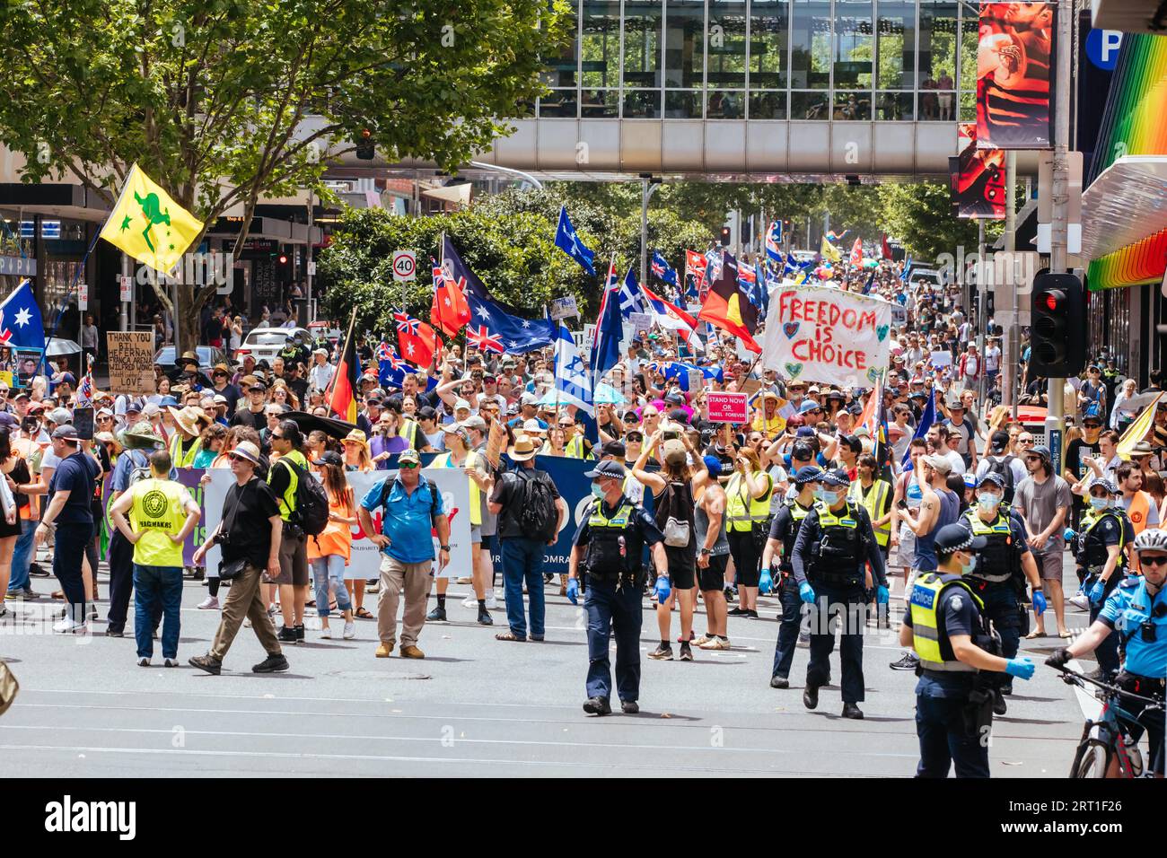 MELBOURNE, AUSTRALIEN, 18. DEZEMBER 2021: Demonstranten wenden sich am 18. Dezember 2021 in Melbourne, Australien, gegen Impfgesetze und COVID-Vorschriften Stockfoto