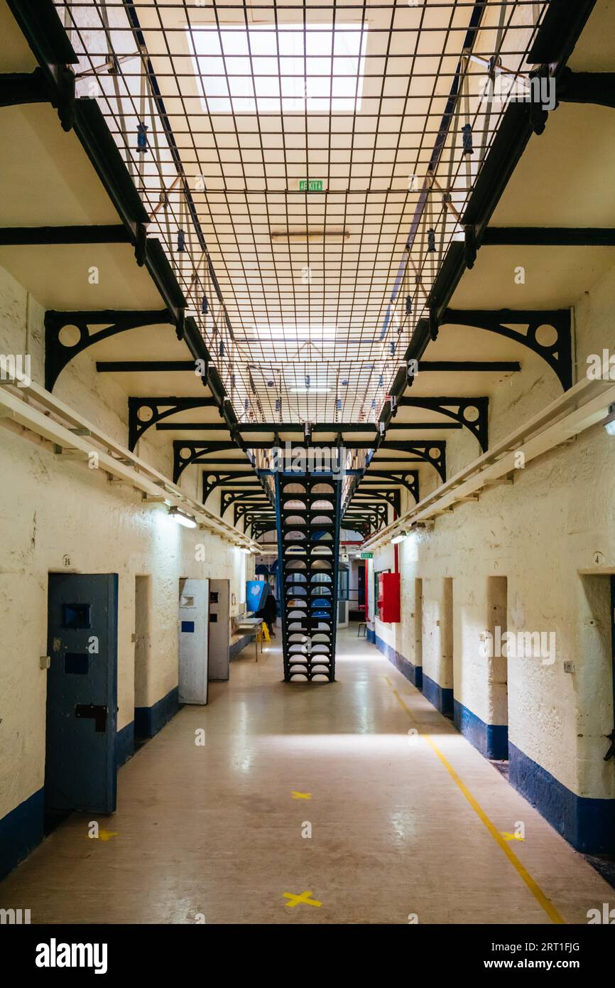 BEECHWORTH, AUSTRALIEN, 30. DEZEMBER 2021: Das historische Beechworth Gaol und seine Innenräume mit Gefängniszellen an einem heißen Sommertag in Victoria Stockfoto