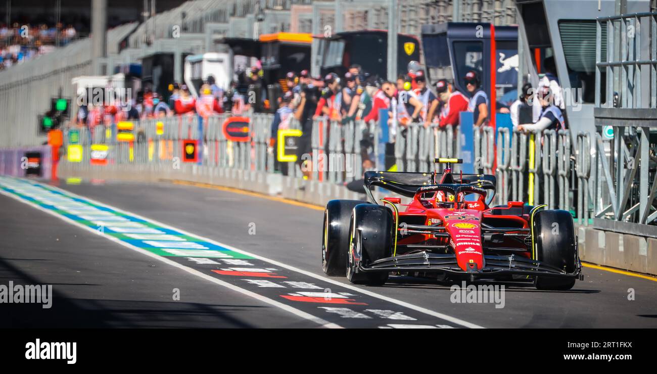 MELBOURNE, AUSTRALIEN, 8. APRIL: Carlos Sainz von Scuderia Ferrari trifft beim Großen Preis von Australien 2022 am 8. APRIL in der 1. Runde auf die Rennstrecke Stockfoto