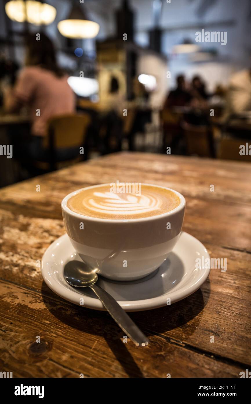 Ein isoliertes Objekt einer Tasse Kaffee in einem trendigen Café in Melbourne in Victoria, Australien Stockfoto