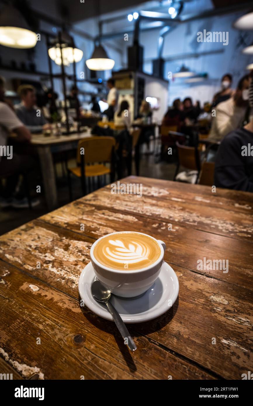 Ein isoliertes Objekt einer Tasse Kaffee in einem trendigen Café in Melbourne in Victoria, Australien Stockfoto