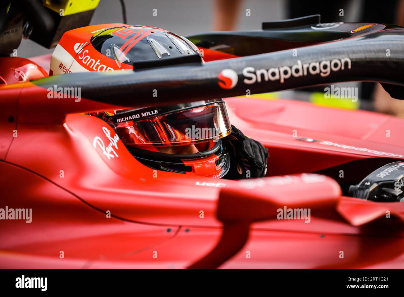 MELBOURNE, AUSTRALIEN, 8. APRIL: Carlos Sainz von Scuderia Ferrari kehrt nach dem zweiten Training beim Großen Preis von Australien 2022 in die Garage zurück Stockfoto