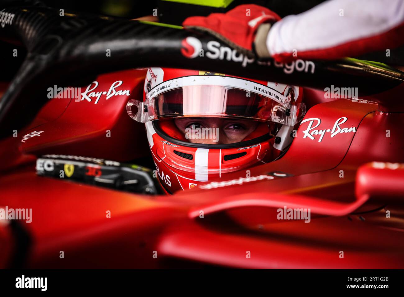 MELBOURNE, AUSTRALIEN, 8. APRIL: Charles Leclerc von Scuderia Ferrari kehrt nach dem zweiten Training beim Australian Formula 1 Grand 2022 in die Garage zurück Stockfoto