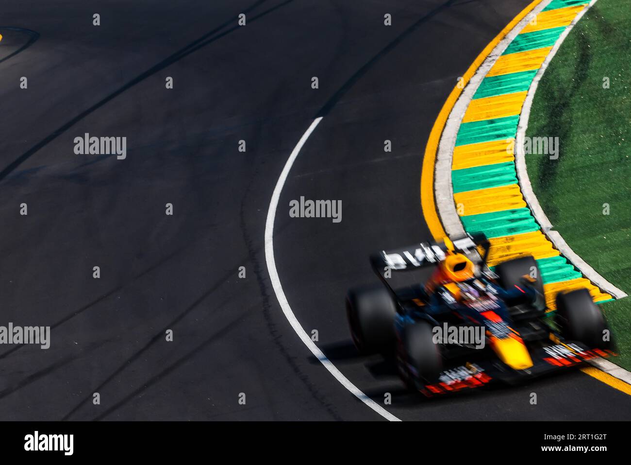 MELBOURNE, AUSTRALIEN, 8. APRIL: Max Verstappen von Red Bull Racing trifft im 1. Training beim Großen Preis von Australien in der Formel 1 am 8. APRIL 2022 auf die Rennstrecke Stockfoto