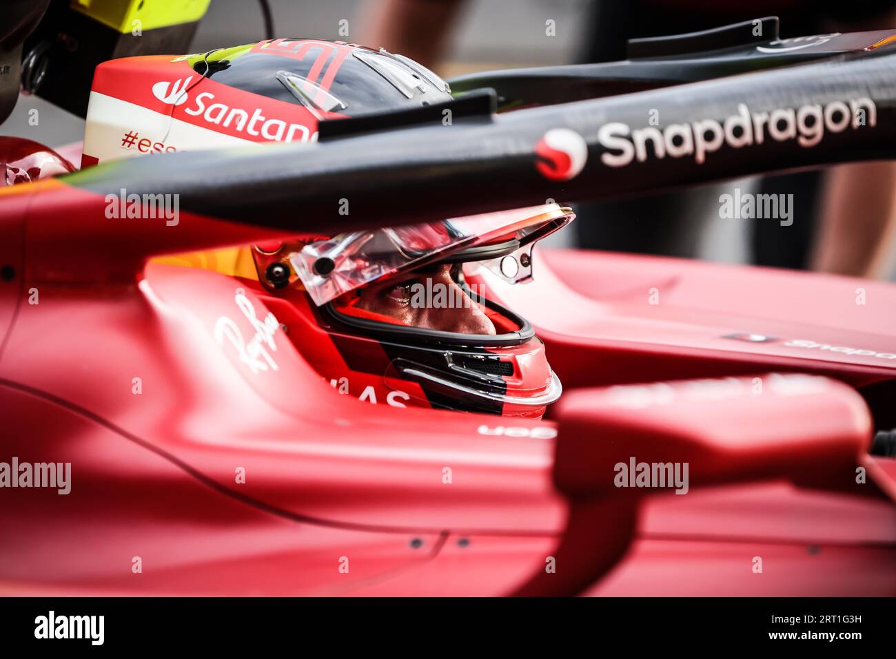 MELBOURNE, AUSTRALIEN, 8. APRIL: Carlos Sainz von Scuderia Ferrari kehrt nach dem zweiten Training beim Großen Preis von Australien 2022 in die Garage zurück Stockfoto