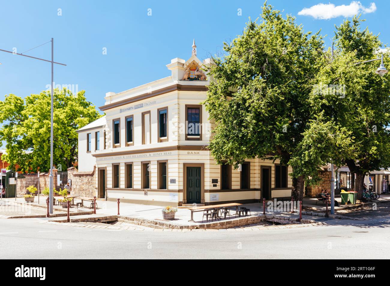 Beechworth, Australien, 30. Dezember 2021: Das historische Stadtzentrum von Beechworth an einem warmen Sommertag in Victoria, Australien Stockfoto