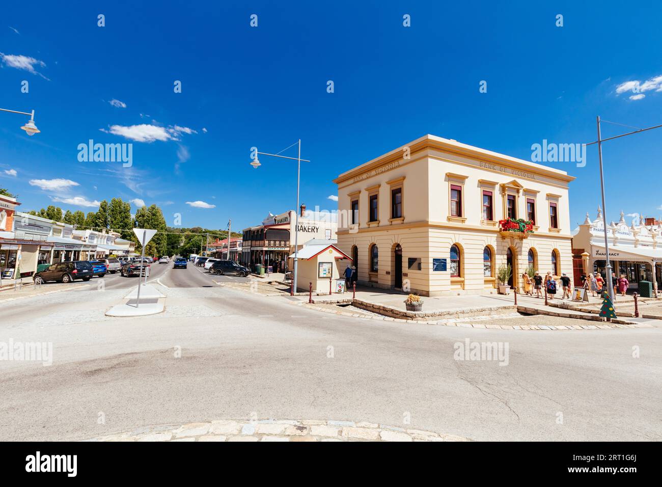 Beechworth, Australien, 30. Dezember 2021: Das historische Stadtzentrum von Beechworth an einem warmen Sommertag in Victoria, Australien Stockfoto