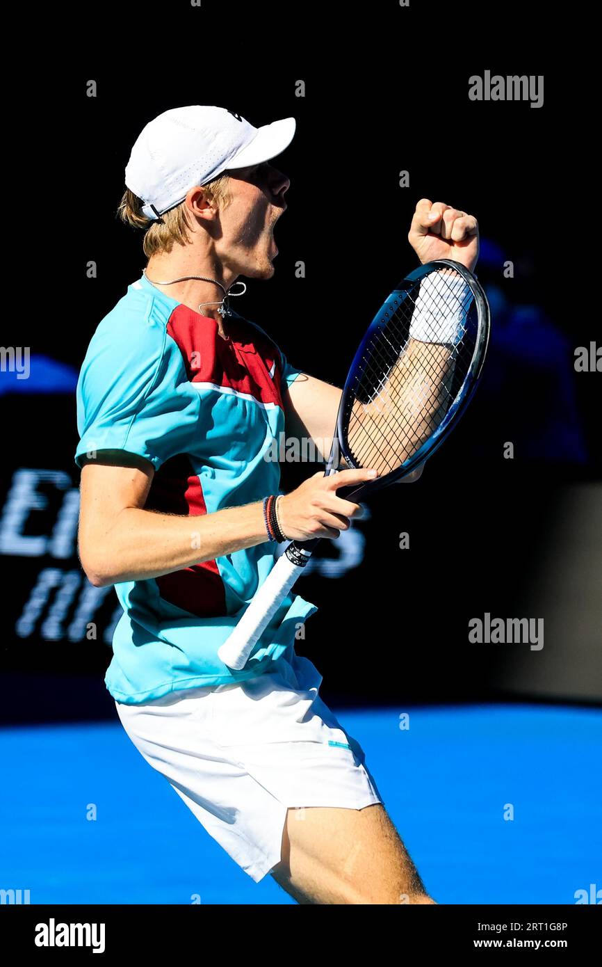 MELBOURNE, AUSTRALIEN, JANUAR 25: Denis Shapovalov aus Kanada während seiner 5-fachen Niederlage gegen Rafael Nadal aus Spanien am 9. Tag der Australian Open at 2022 Stockfoto