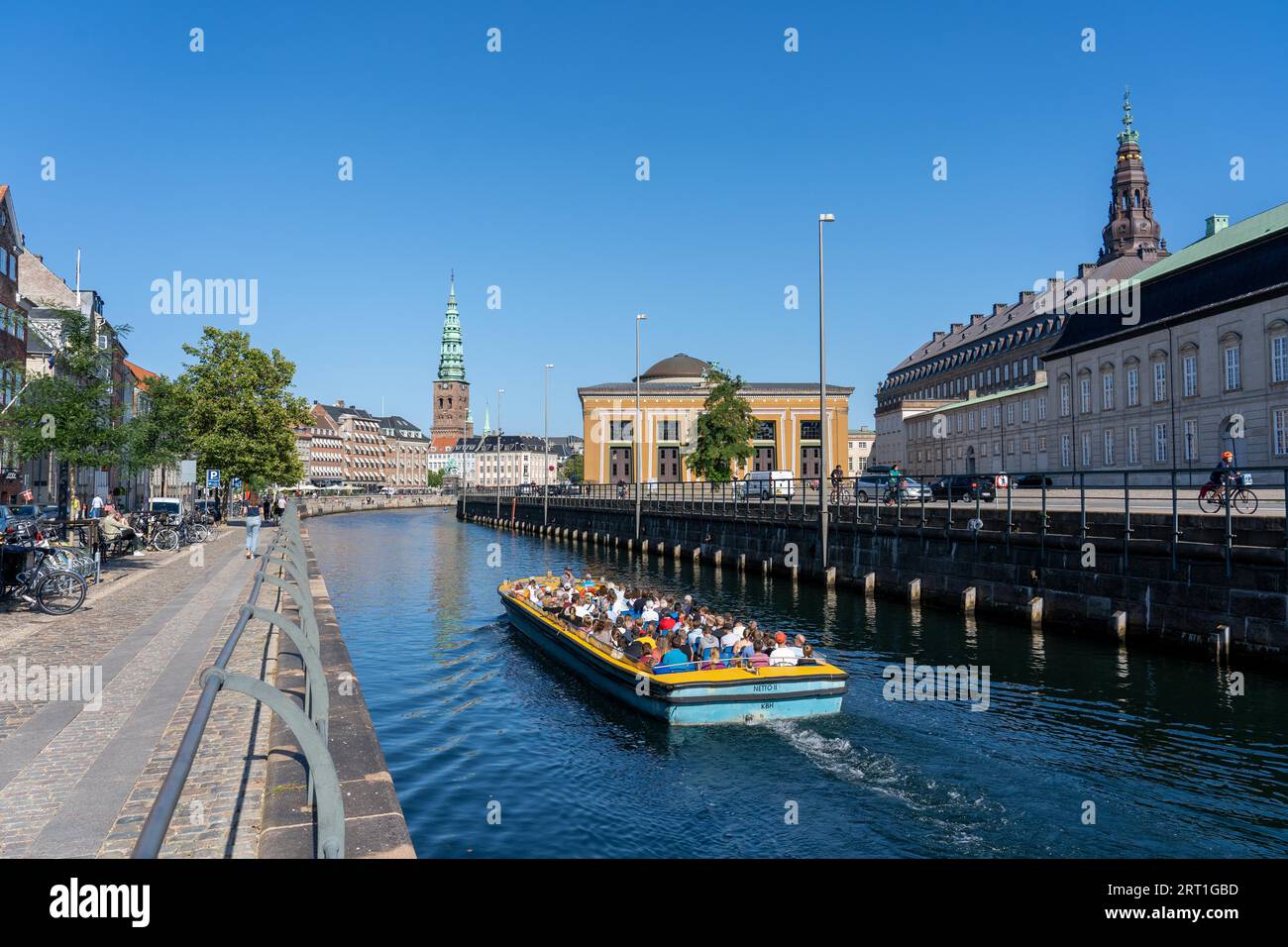 Kopenhagen, Dänemark, 02. September 2021: Touristenboote im Holmen-Kanal an einem sonnigen Tag Stockfoto