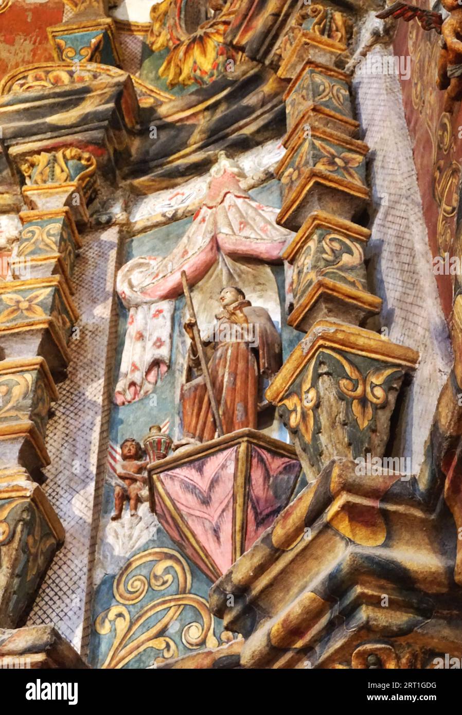 Sehen Sie die kunstvoll bemalten und plastischen Dekorationen im historischen San Xavier del Bac Mission südwestlich von Tucson, Arizona Stockfoto