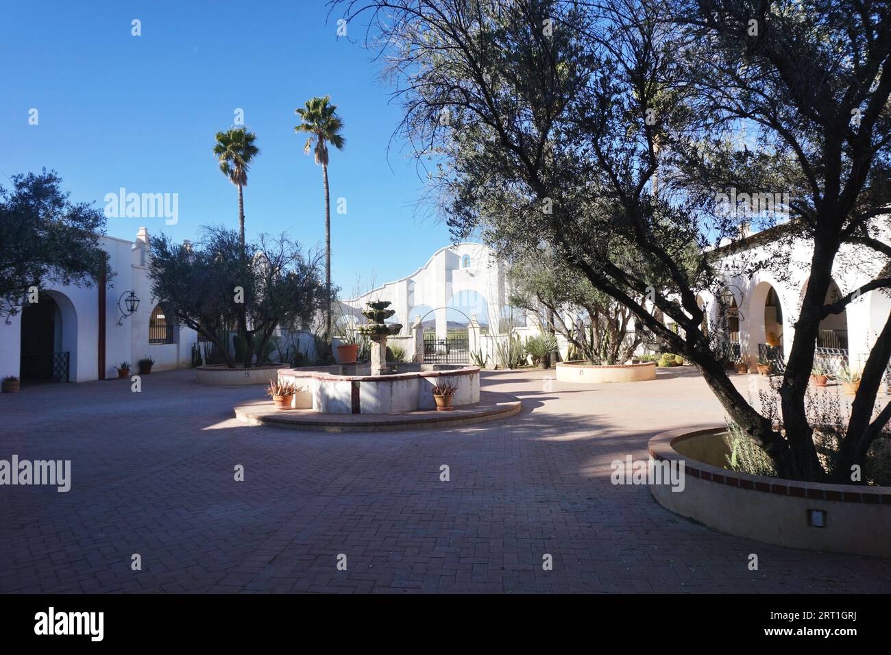 Innerhalb der ummauerten Anlage der San Xavier del Bac Mission im San Xavier Reservat, Teil der Tohono O’odham Nation, in der Nähe von Tucson Arizona Stockfoto