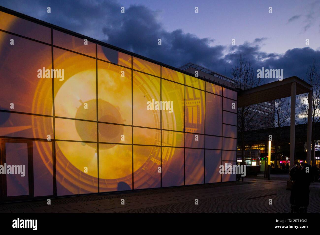 Kunst-Event Erlebnis (Welt) Raum in der Prager Straße mit VR-Künstler Max Salomon. Anlässlich des 50. Jahrestages der Apollo-Mission wurde ein 3 Stockfoto