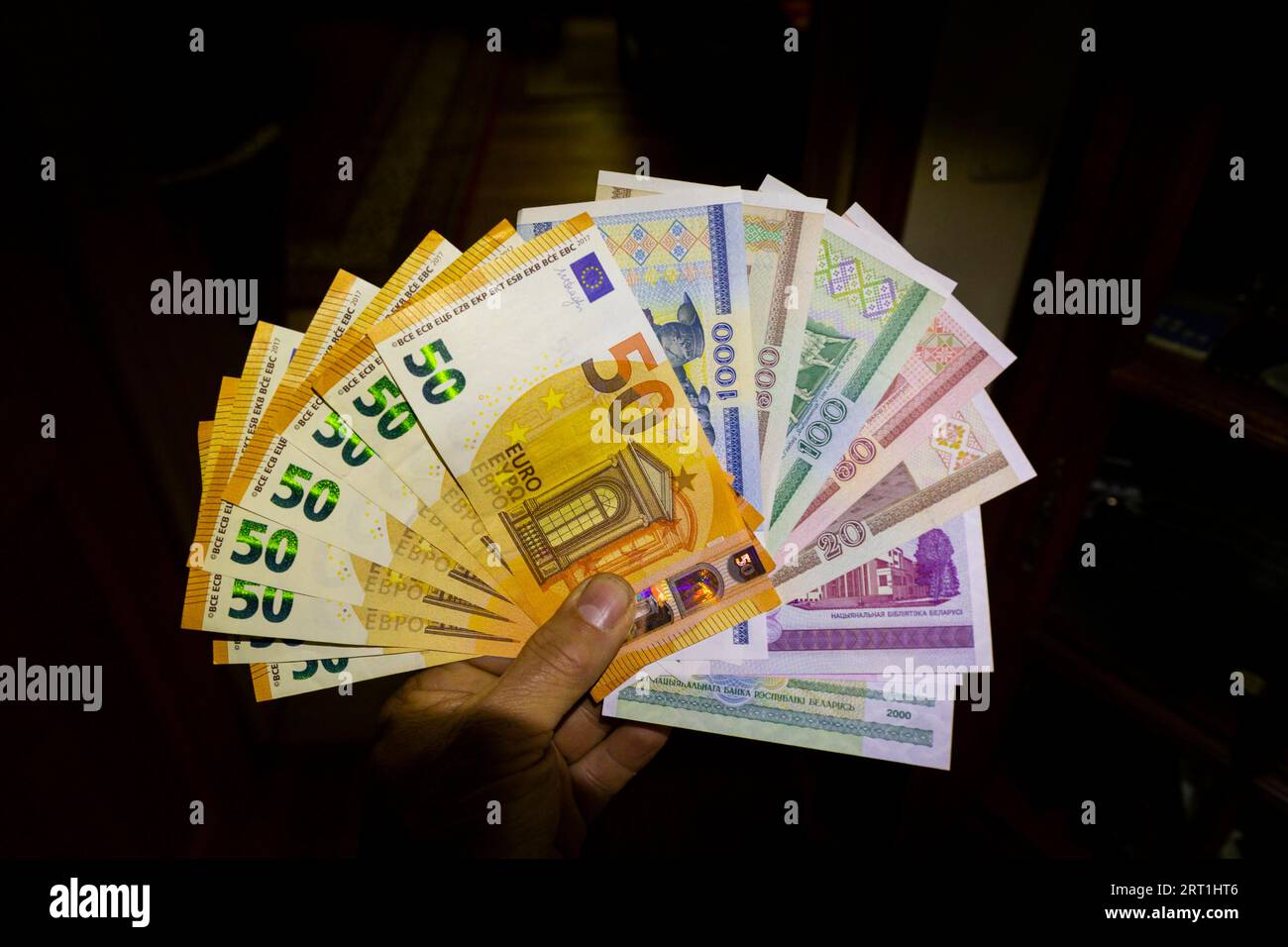 Aufgrund der Ukraine-Krise sind auch Währungen konfliktgefährdet. Rubelnoten und Euro-Banknoten in einer Hand Stockfoto