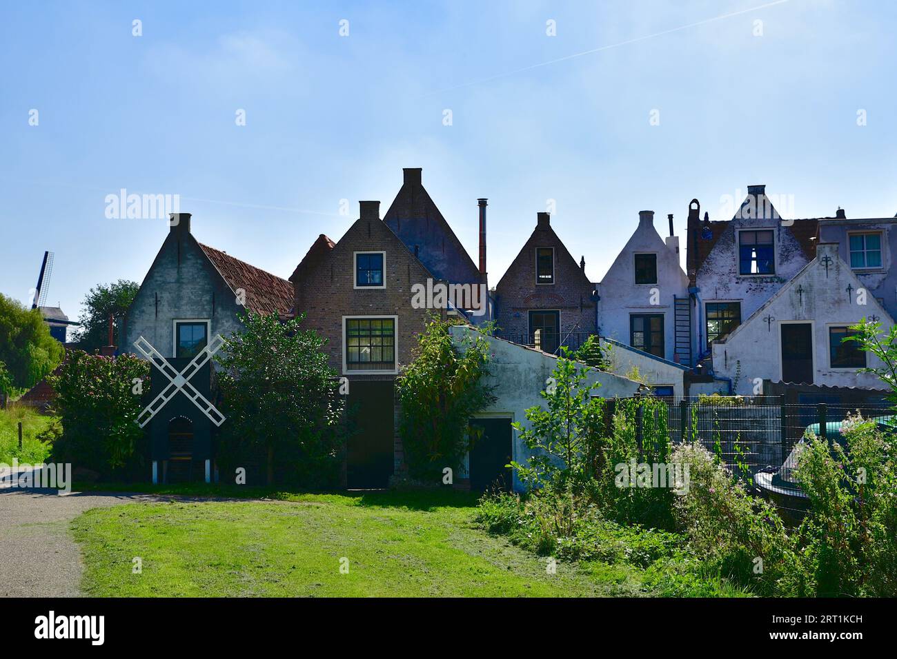 Blick auf die hinteren Fassaden der Häuser auf den Festungsmauern der Stadt Brielle; die 't Vliegend Hert Mühle ist nur zu sehen Stockfoto