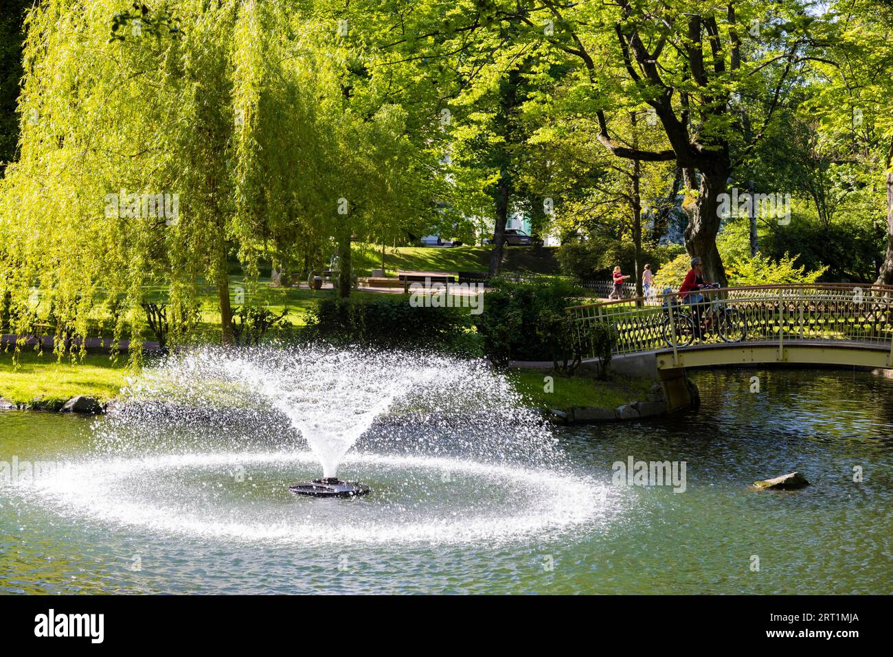Verwunderlich Springbrunnen Im Teich Fotos