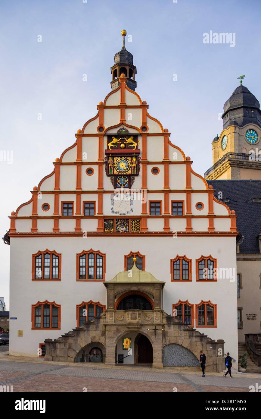 Altes Rathaus mit Textilmuseum. Die Kunstuhr im Giebel wurde 1548 vom Hofmeister Georg Puhkaw installiert Stockfoto