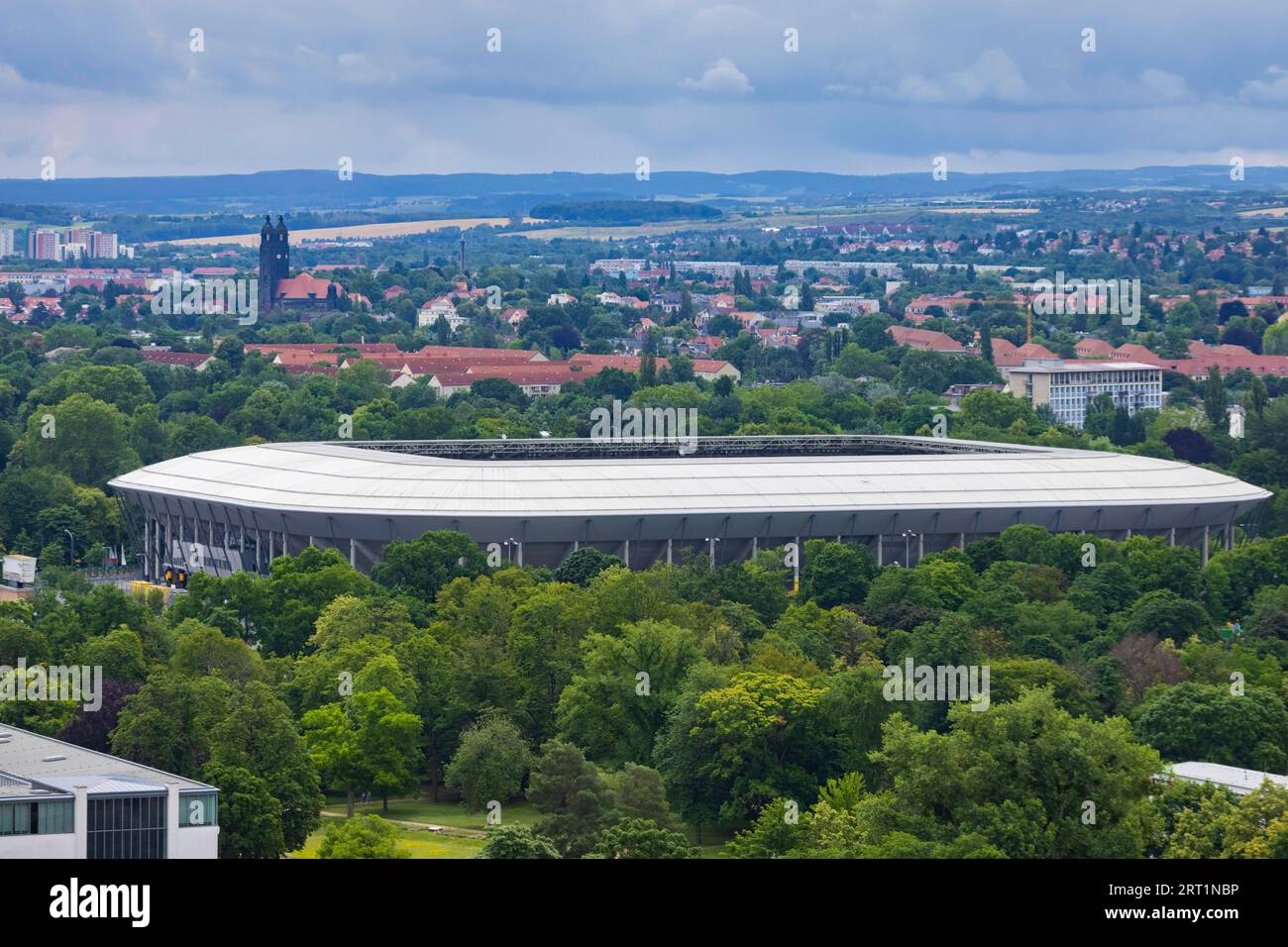 Blick vom Rathausturm über die innere Altstadt auf das Neru-Gebäude des Rudolf-Harbig-Stadions, der Heimat von Dynamo Dresden Stockfoto