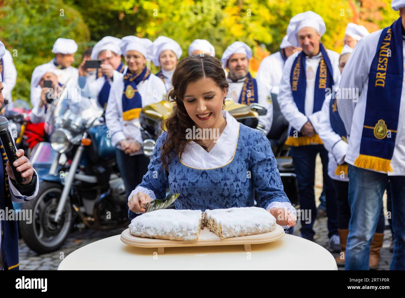 Die 17-jährige Bäckerlehrerin Lisa Zink ist Dresdens neues Stollen-Mädchen. Ihre Einweihung auf Schloss Eckberg wurde mit einer Bikerparade in gefeiert Stockfoto