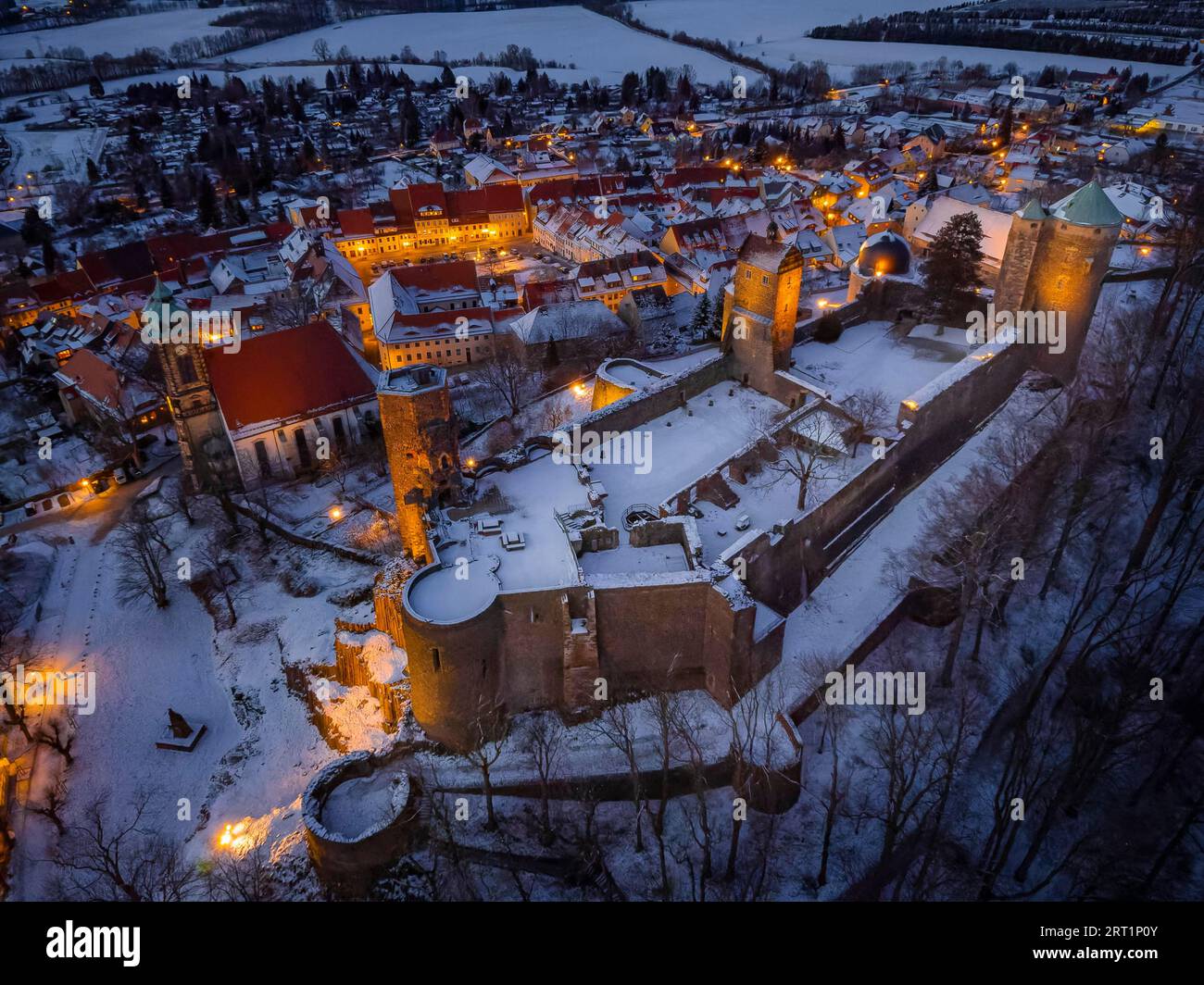 Schloss und Stadt Stolpen an einem Winterabend Stockfoto