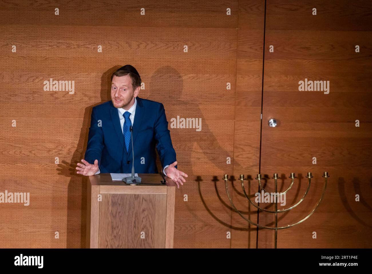 Zeremonie zum 20. Jahrestag der Weihe der Neuen Synagoge Dresden Gruß von Michael Kretschmer, Ministerpräsident des Freistaats Stockfoto