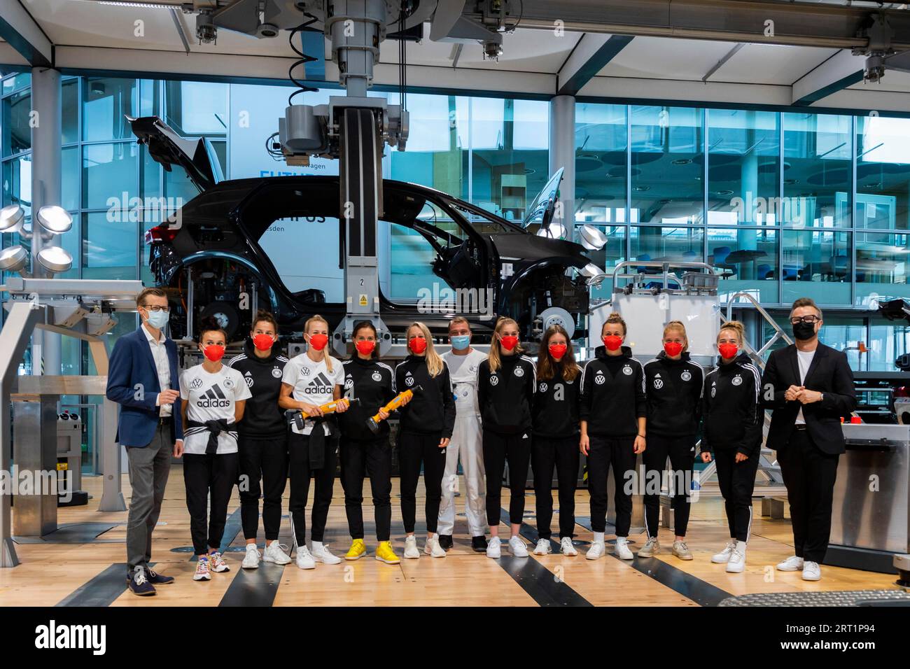 Fußballnationalmannschaft der Frau besucht VW's Transparent Factory die deutsche Fußballnationalmannschaft der Frau hat nun die Transparent Factory in Dr. Stockfoto